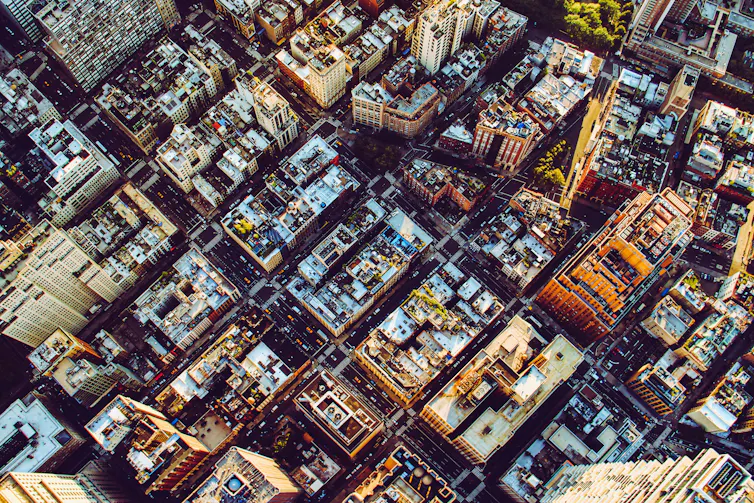 Vue de surplomb d’une ville dense