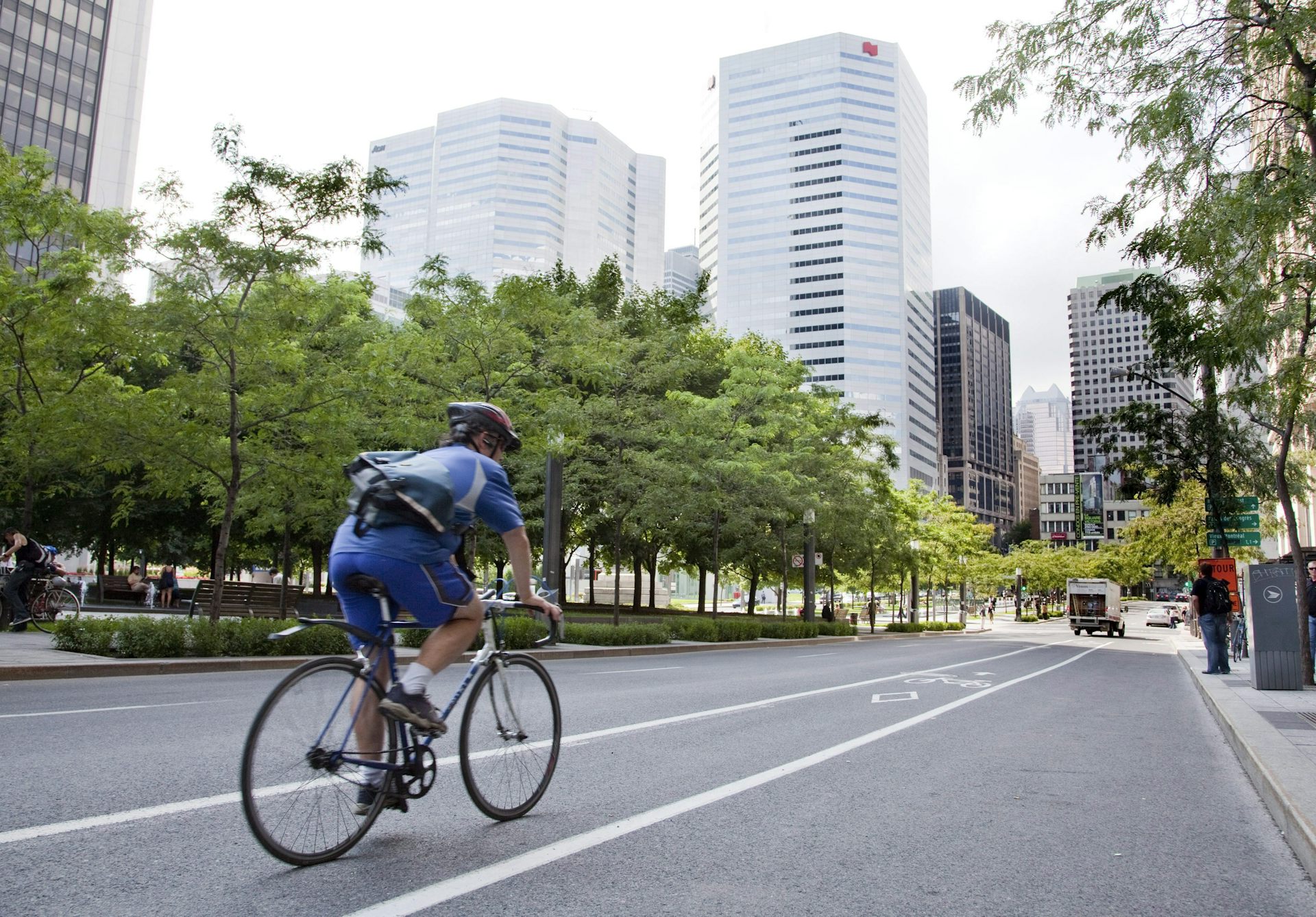 un homme à vélo roule dans une rue