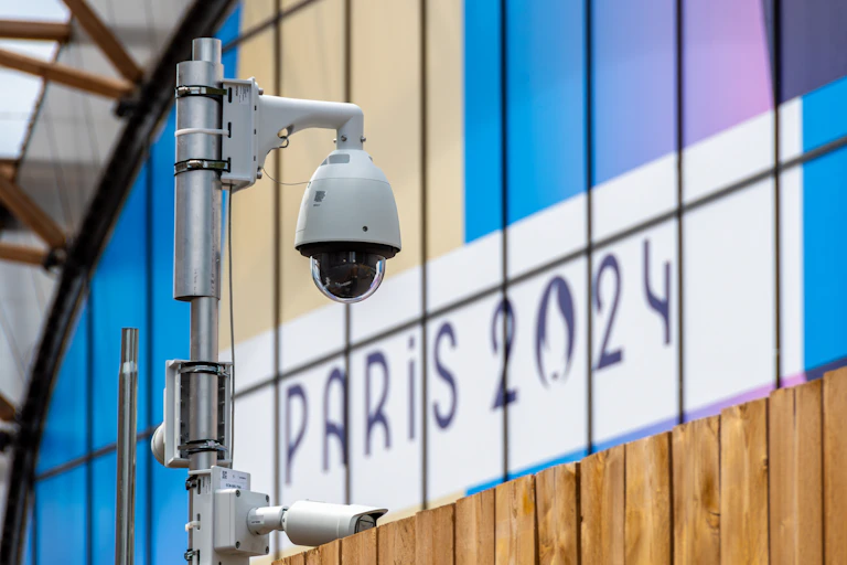 Gros plan sur une caméra de surveillance extérieure.