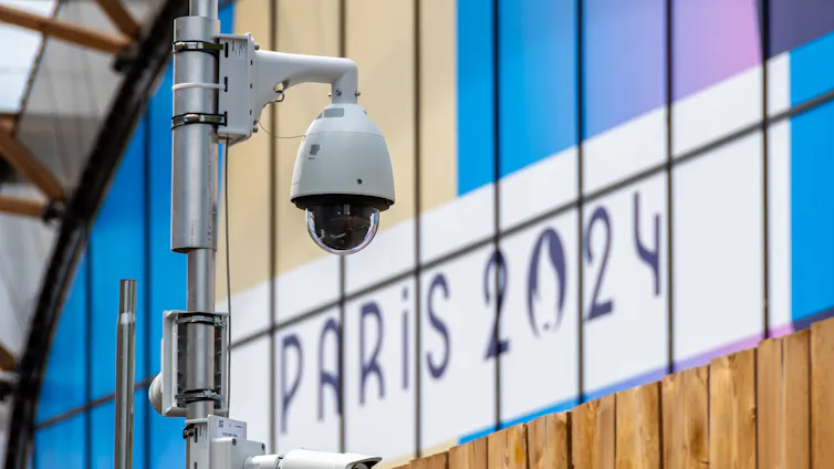 Gros plan sur une caméra de surveillance extérieure.