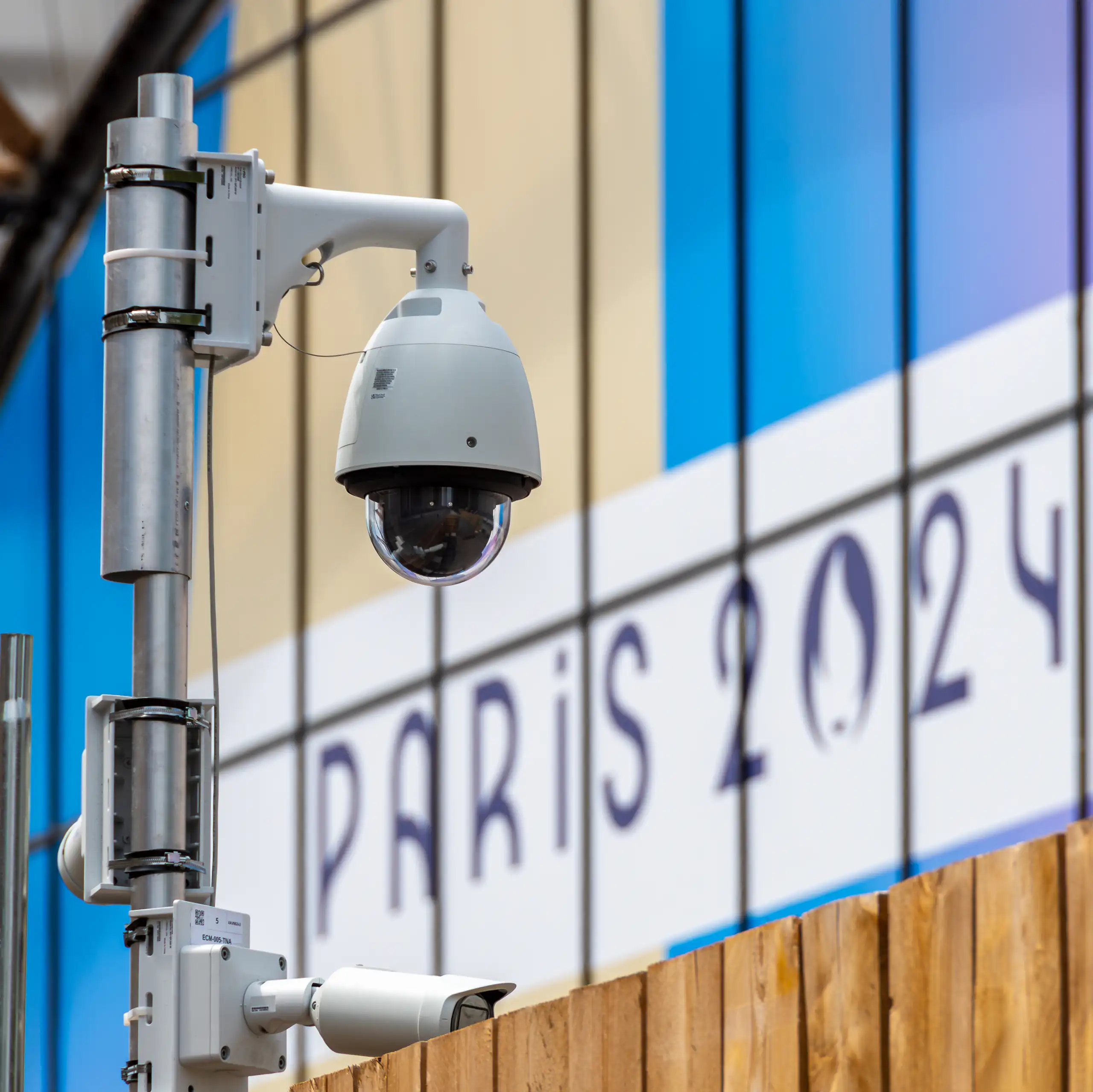 Gros plan sur une caméra de surveillance extérieure.