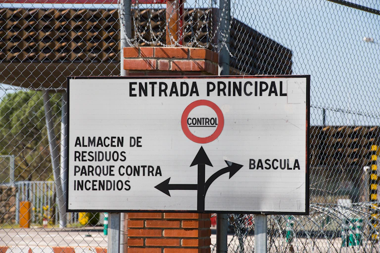 Cartel indicador en la entrada a la central de Almaraz.