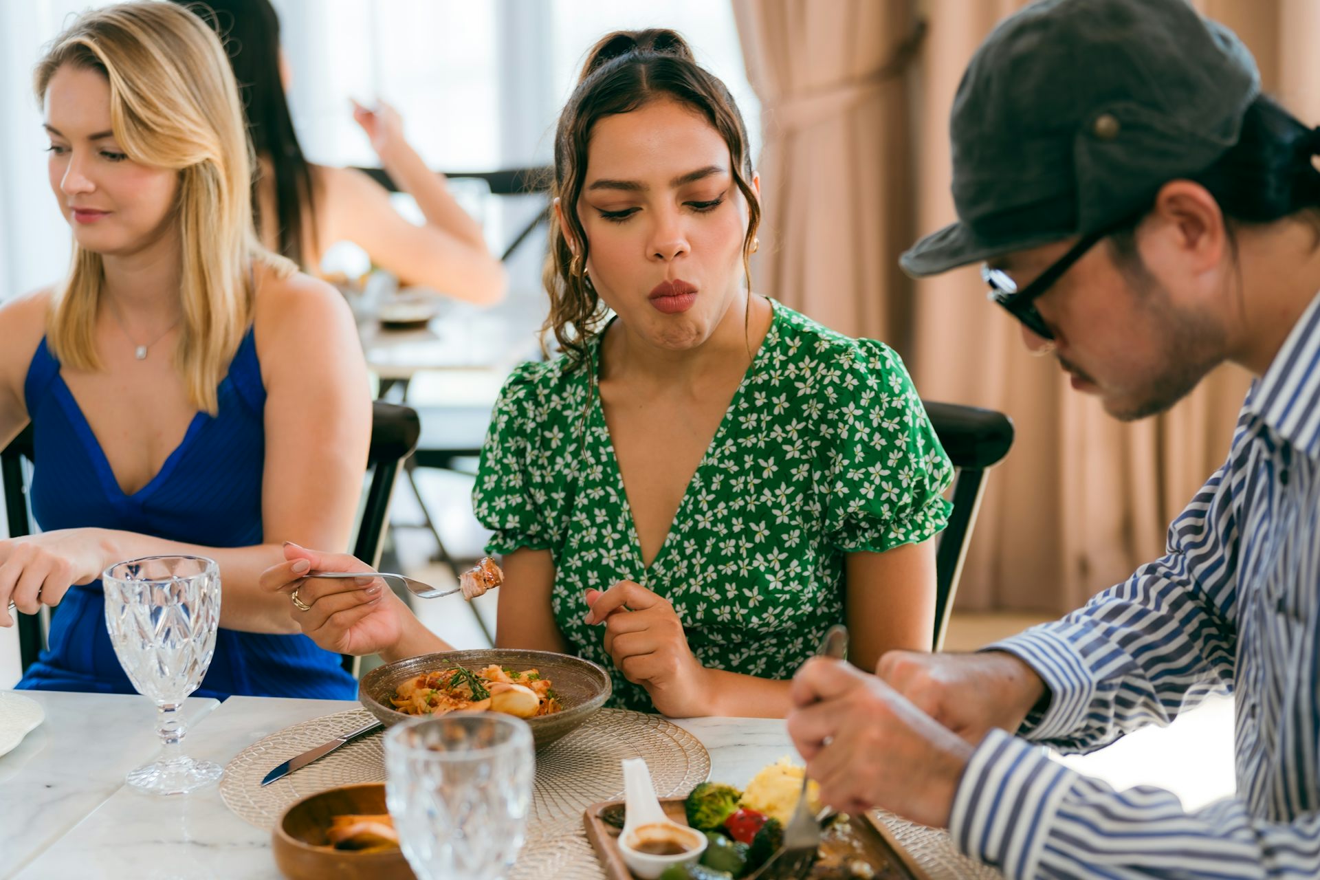 Photo d’une jeune femme en train de regarder son voisin au cours d’un repas 