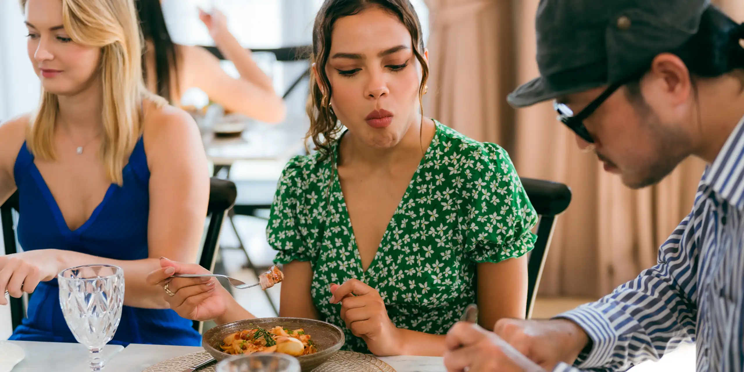 Photo d’une jeune femme en train de regarder son voisin au cours d’un repas