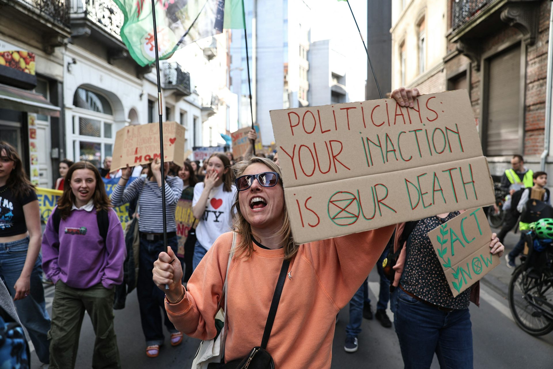 Sur la pancarte : « Politiciens, votre inaction est notre mort »