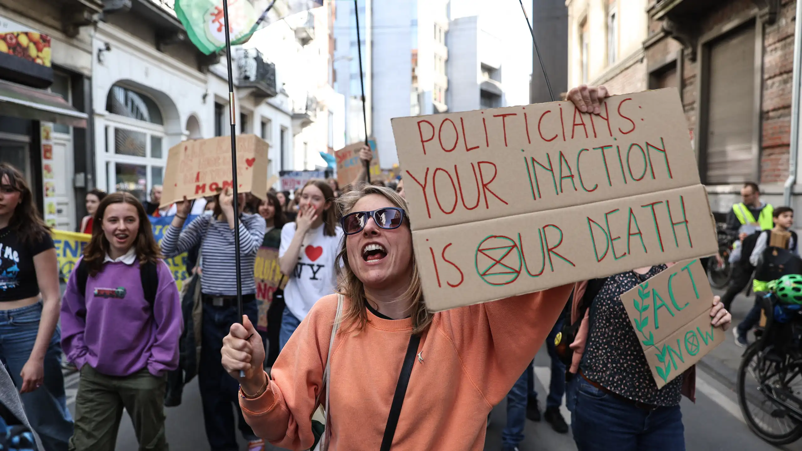 Sur la pancarte : « Politiciens, votre inaction est notre mort »