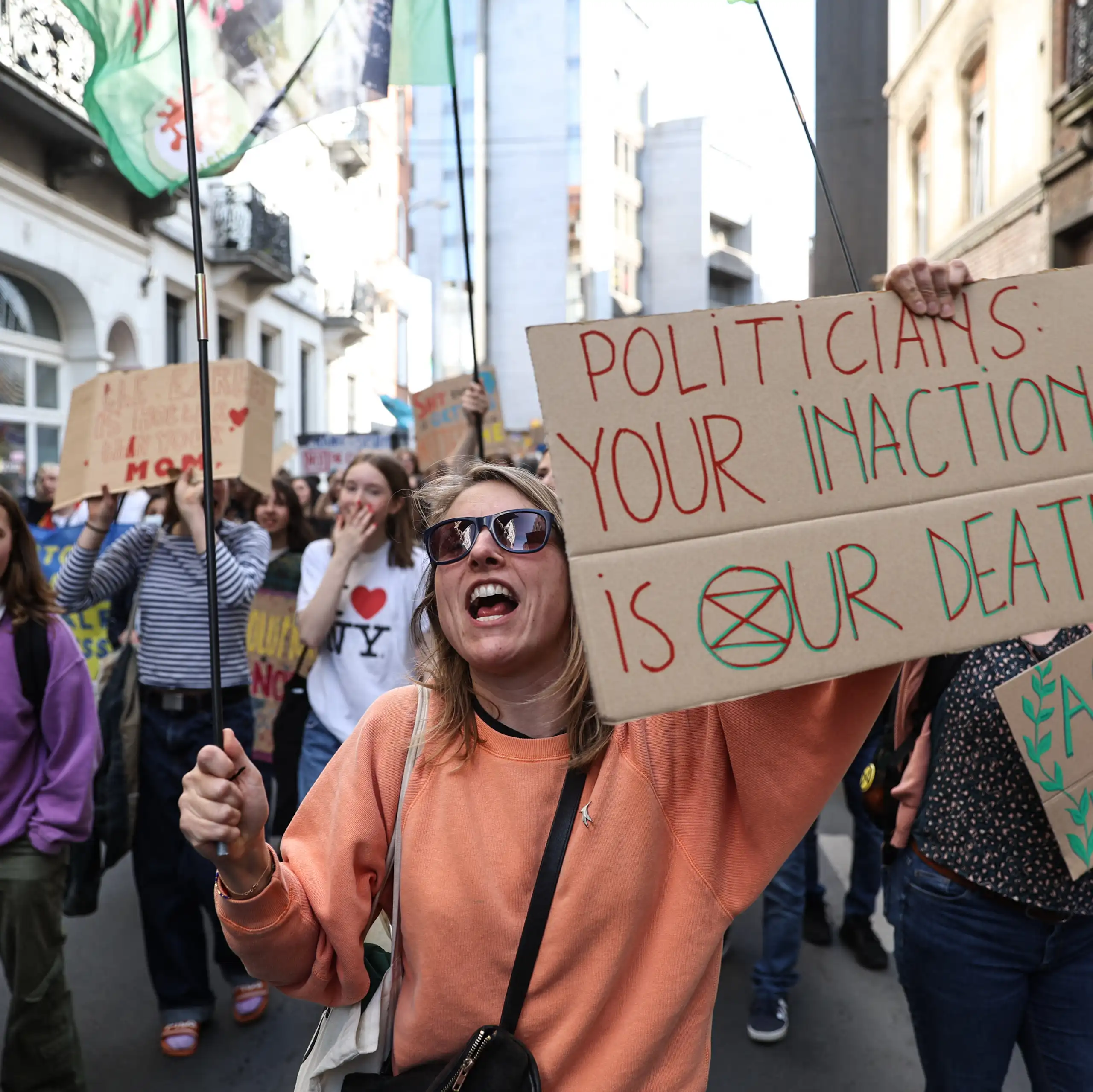 Sur la pancarte : « Politiciens, votre inaction est notre mort »