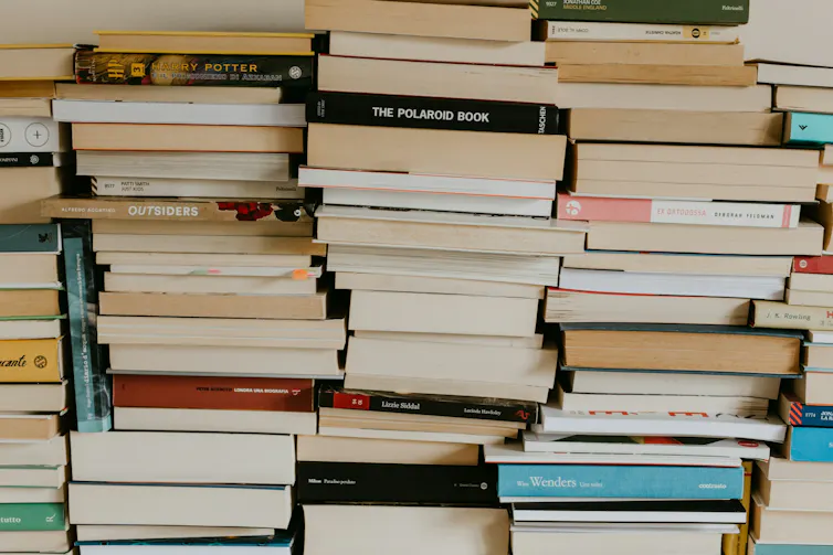 Libros amontonados en columnas.