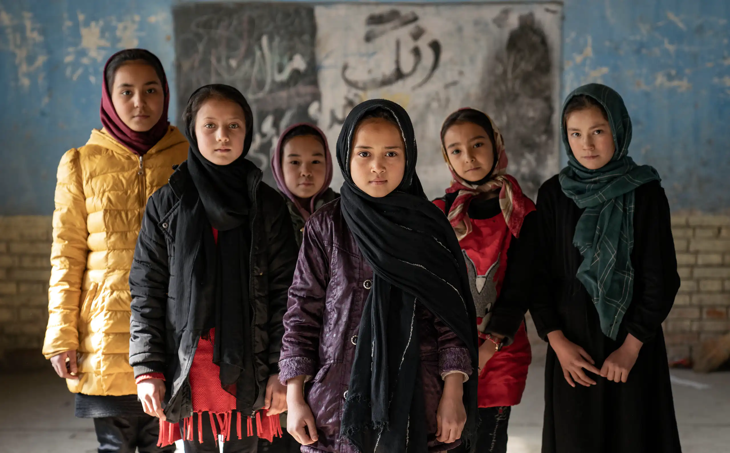 De jeunes filles en groupe regardent la caméra