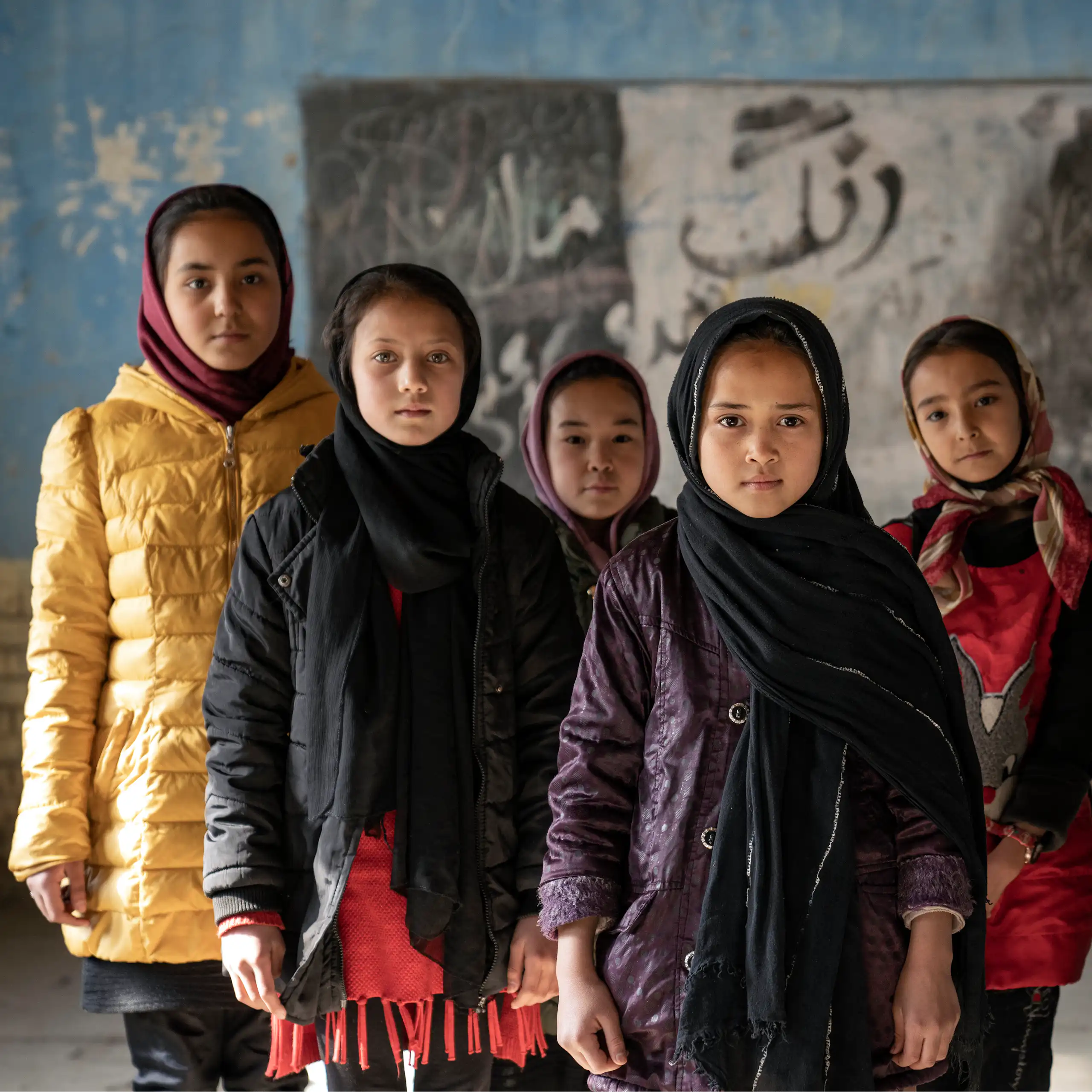 De jeunes filles en groupe regardent la caméra