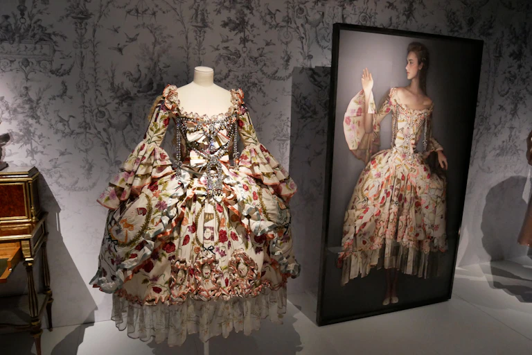 Imagen de un vestido con falda abullonada estilo María Antonieta.