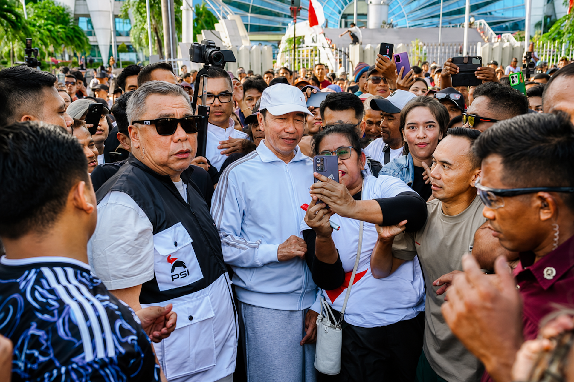 Jokowi Turun Gunung dengan Seragam PSI: Siapa yang Terancam Menuju 2029?