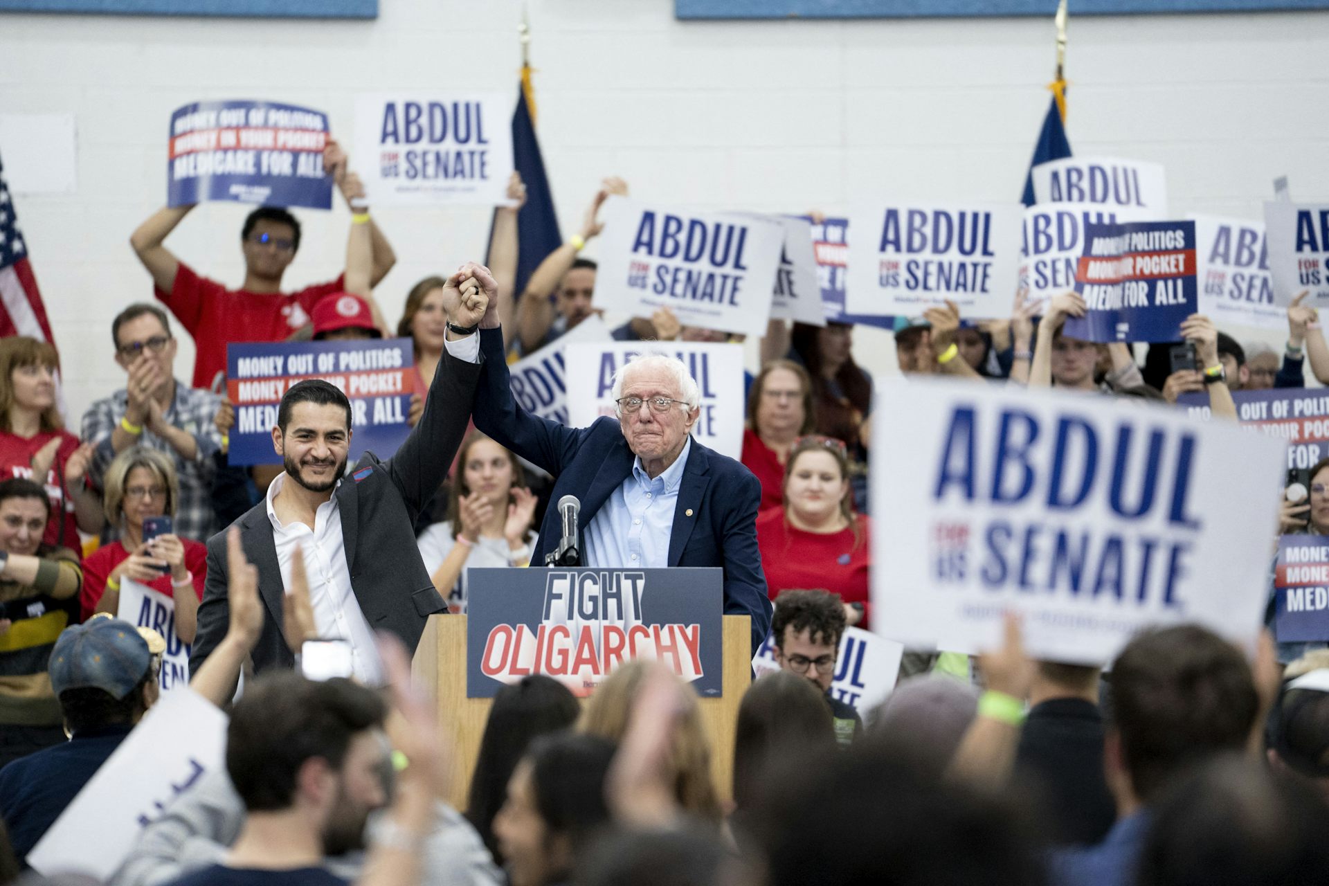 Gros plan sur El-Sayed et Sanders à la tribune du meeting : « Combattre l’oligarchie ».