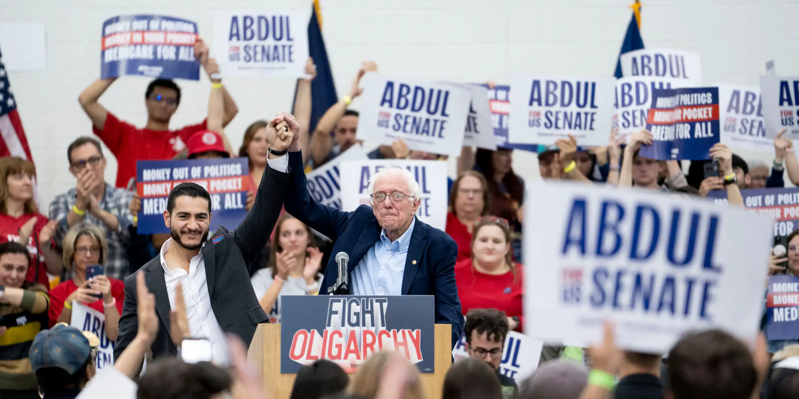 Gros plan sur El-Sayed et Sanders à la tribune du meeting : « Combattre l’oligarchie ».