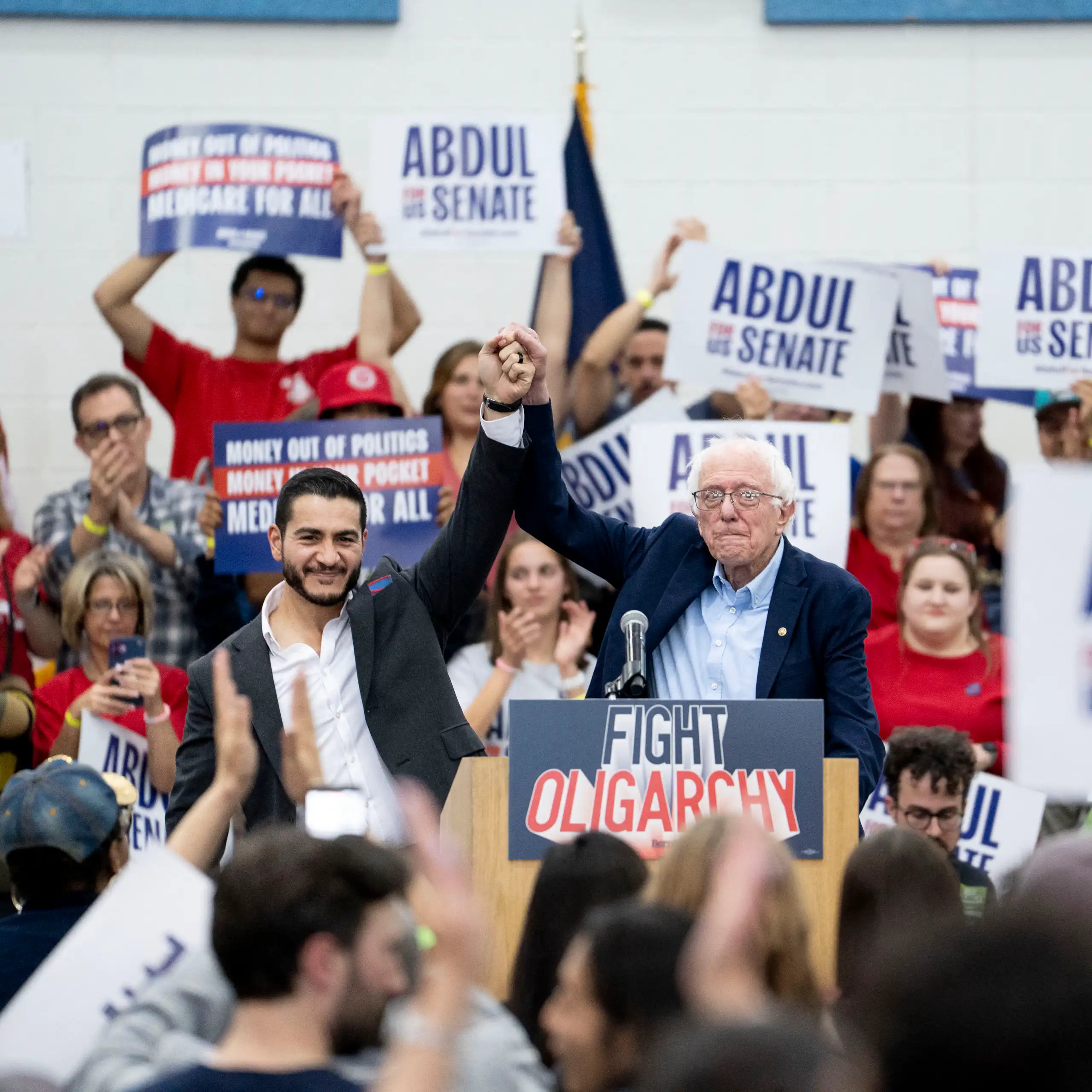 Gros plan sur El-Sayed et Sanders à la tribune du meeting : « Combattre l’oligarchie ».