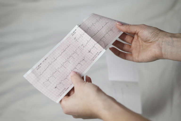Une personne regarde la transcription d'un ECG .