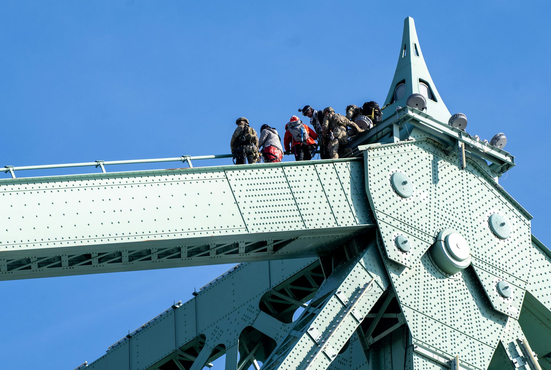 Des manifestants, sur le sommet du pont Jacques-Cartier, sont joints par une équipe d'intervention de la police.