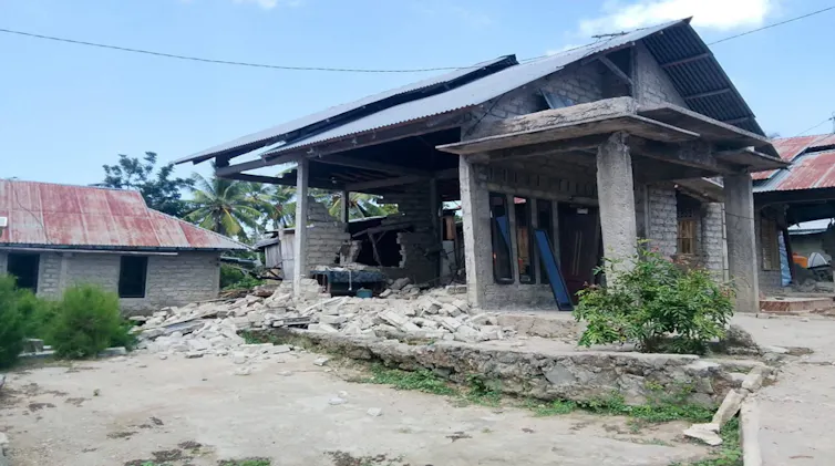 rumah rusak gempa flores 2026