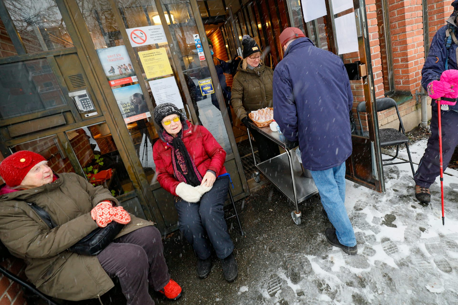 Swedes sitting outside in the snow.