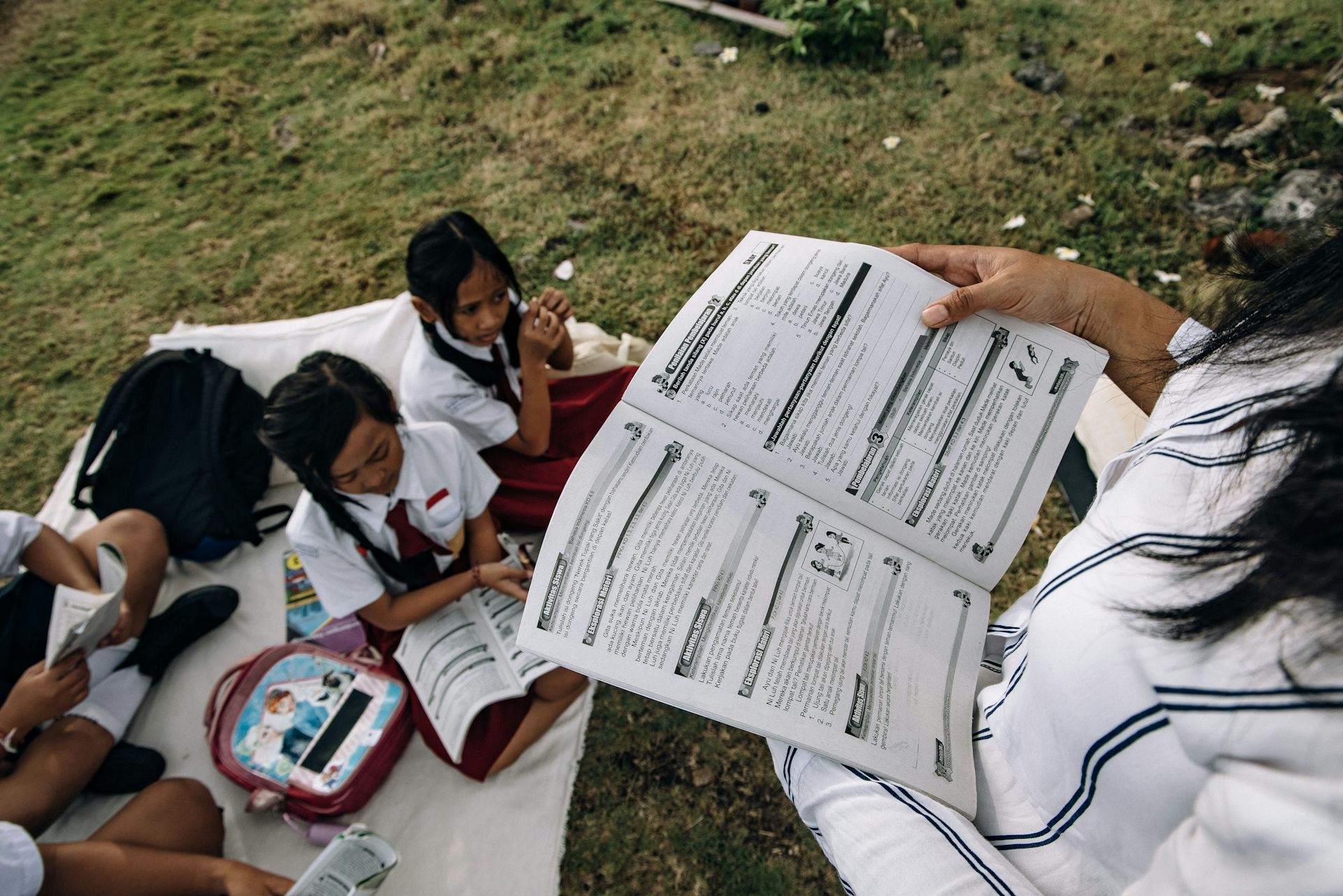 perombakan buku teks, kurikulum, kebijakan pendidikan