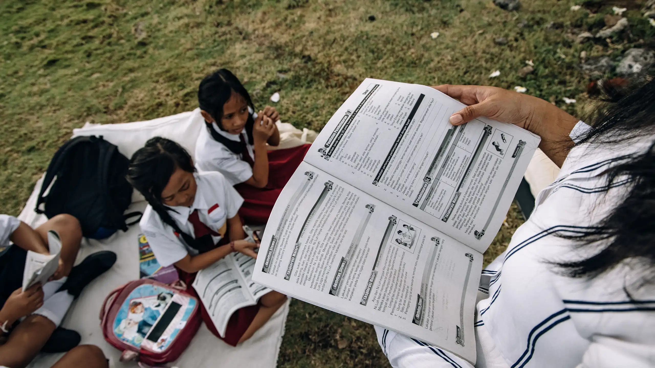 perombakan buku teks, kurikulum, kebijakan pendidikan