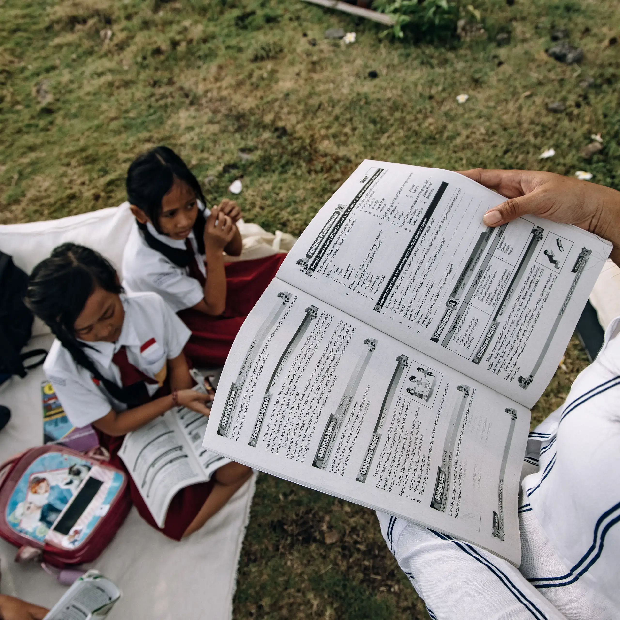 perombakan buku teks, kurikulum, kebijakan pendidikan