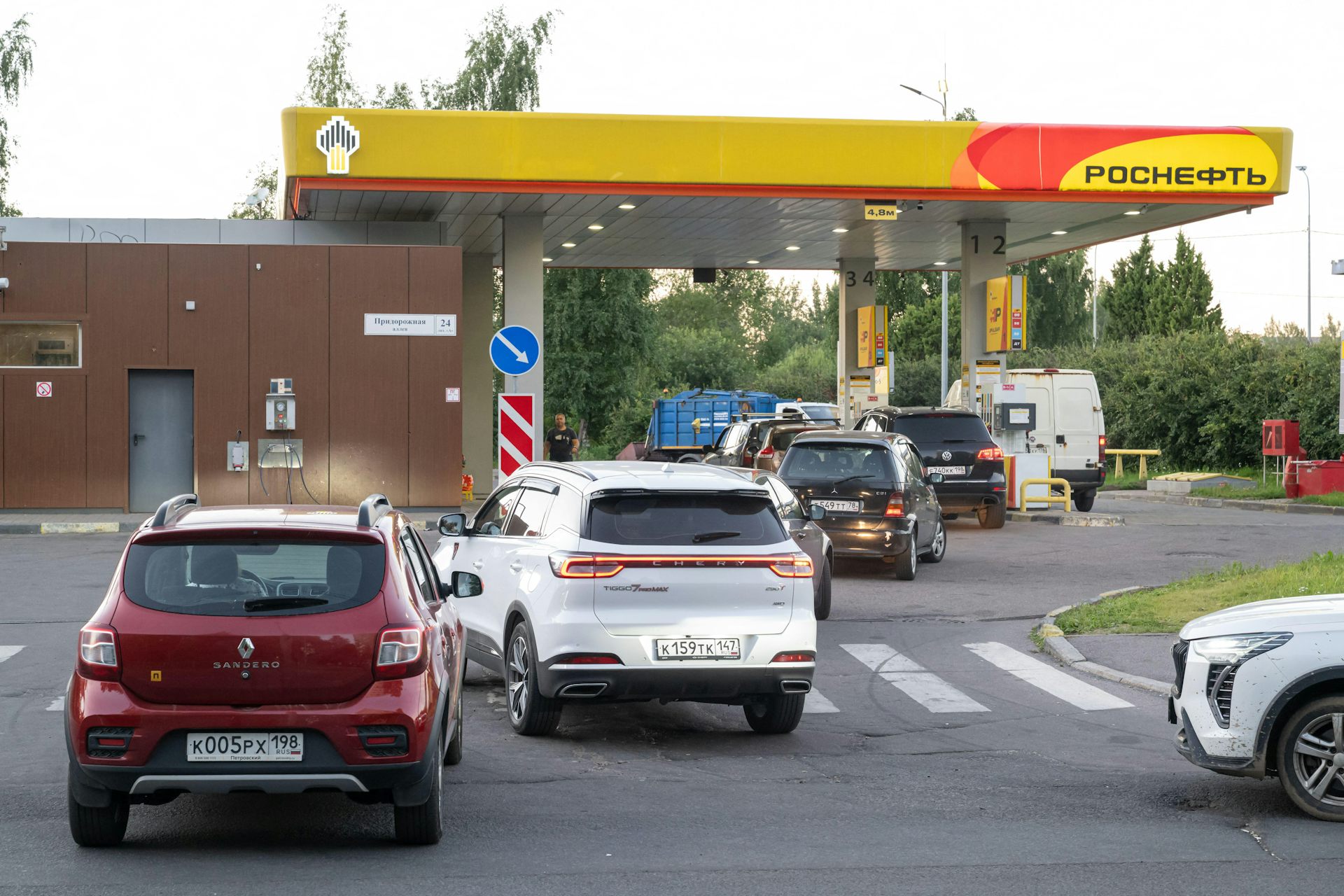 Long queue at a Rosneft petrol station.