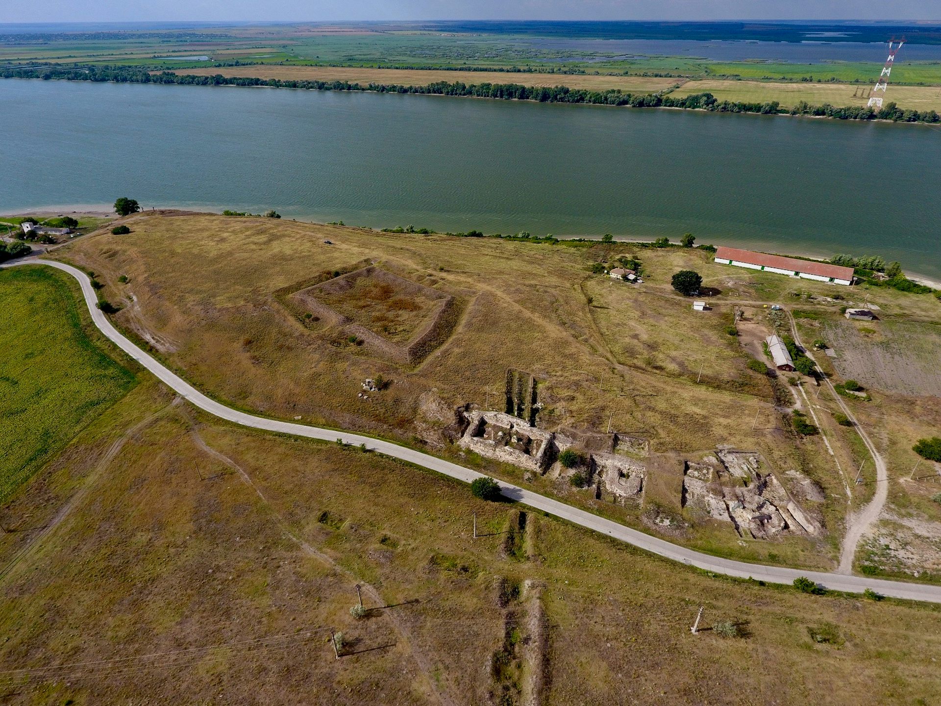 Vista de un yacimiento cerca de la ribera de un río.