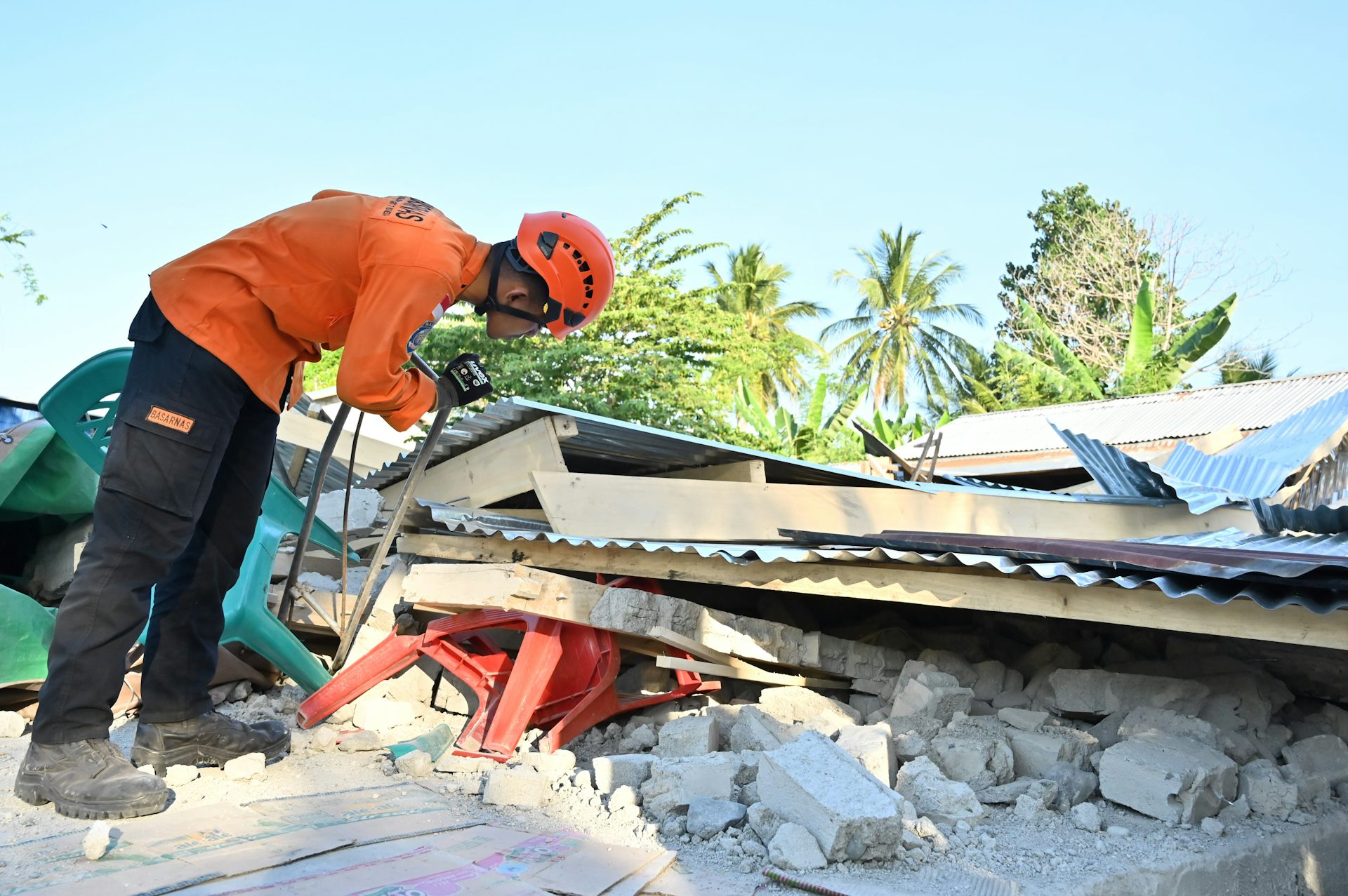 Evakuasi korban gempa NTT