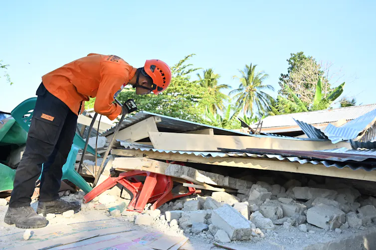 Evakuasi korban gempa NTT