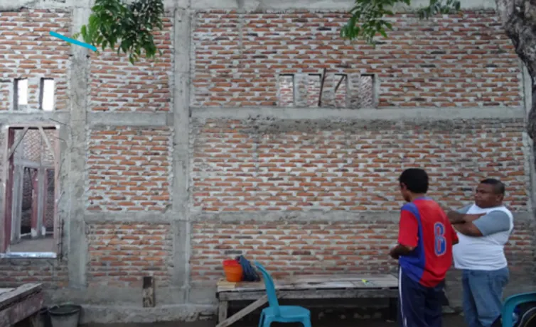 rumah rusak gempa flores 2026