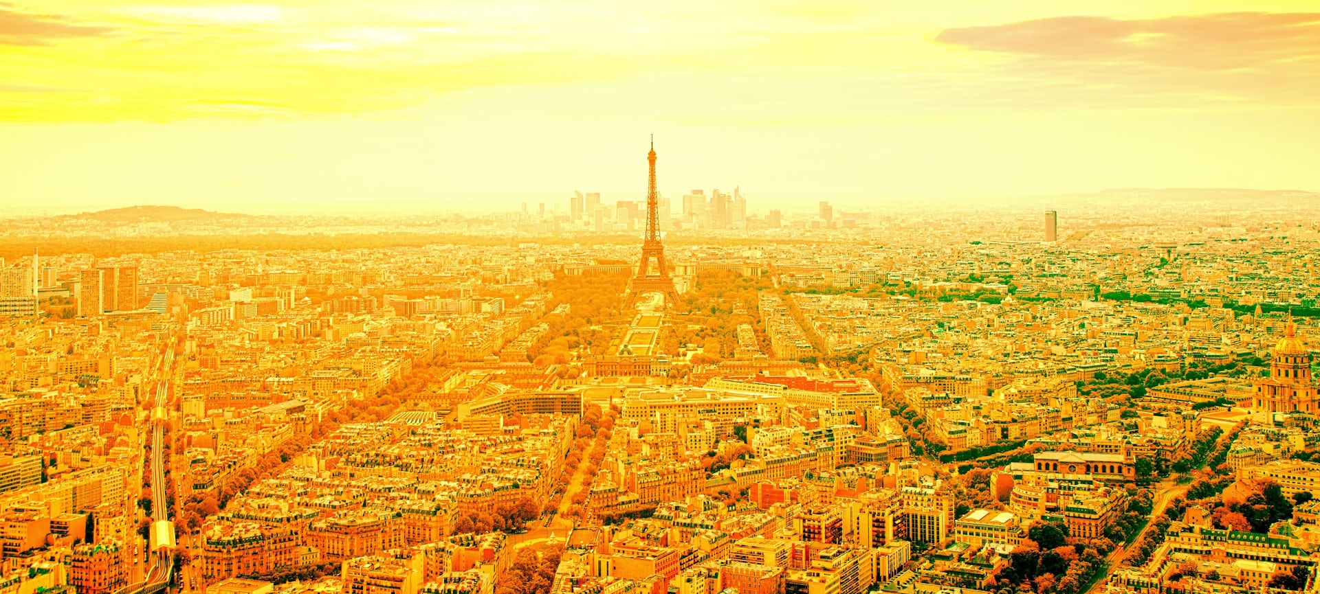 Vue de Paris , colorisée dans les tons jaune-orangé symbolisant les fortes chaleurs.