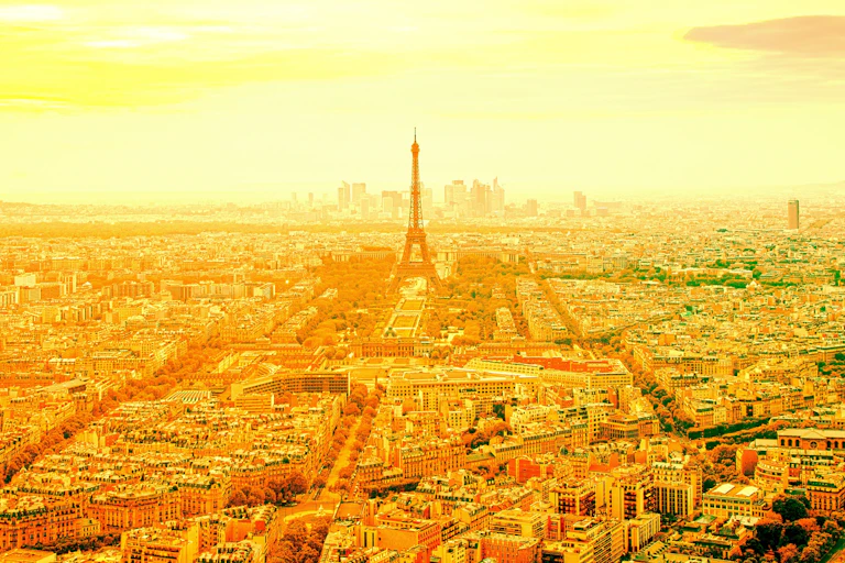 Vue de Paris , colorisée dans les tons jaune-orangé symbolisant les fortes chaleurs.