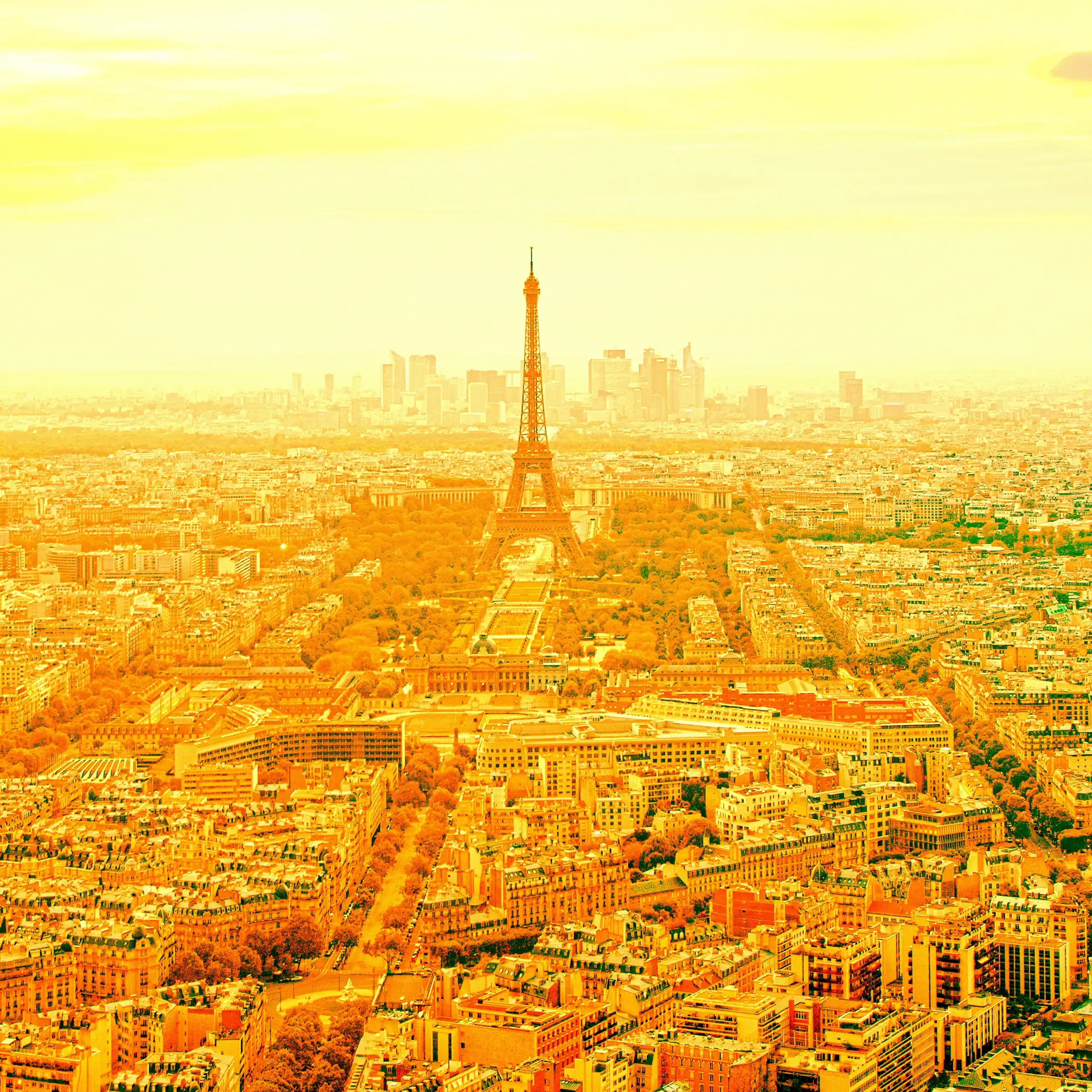 Vue de Paris , colorisée dans les tons jaune-orangé symbolisant les fortes chaleurs.