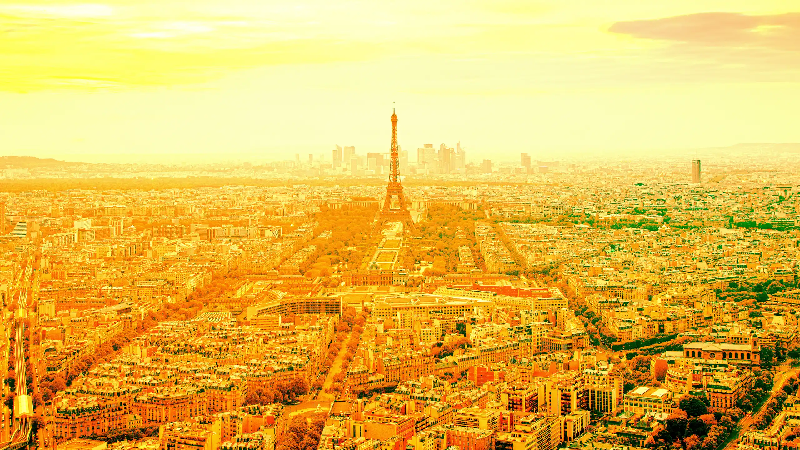 Vue de Paris , colorisée dans les tons jaune-orangé symbolisant les fortes chaleurs.