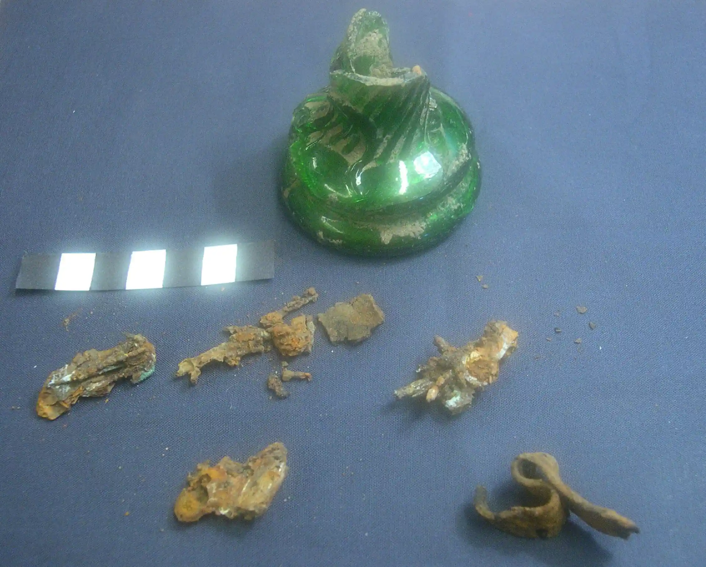 Una botella de bruja verde de principios del siglo XIX procedente de Lincolnshire y su contenido.
