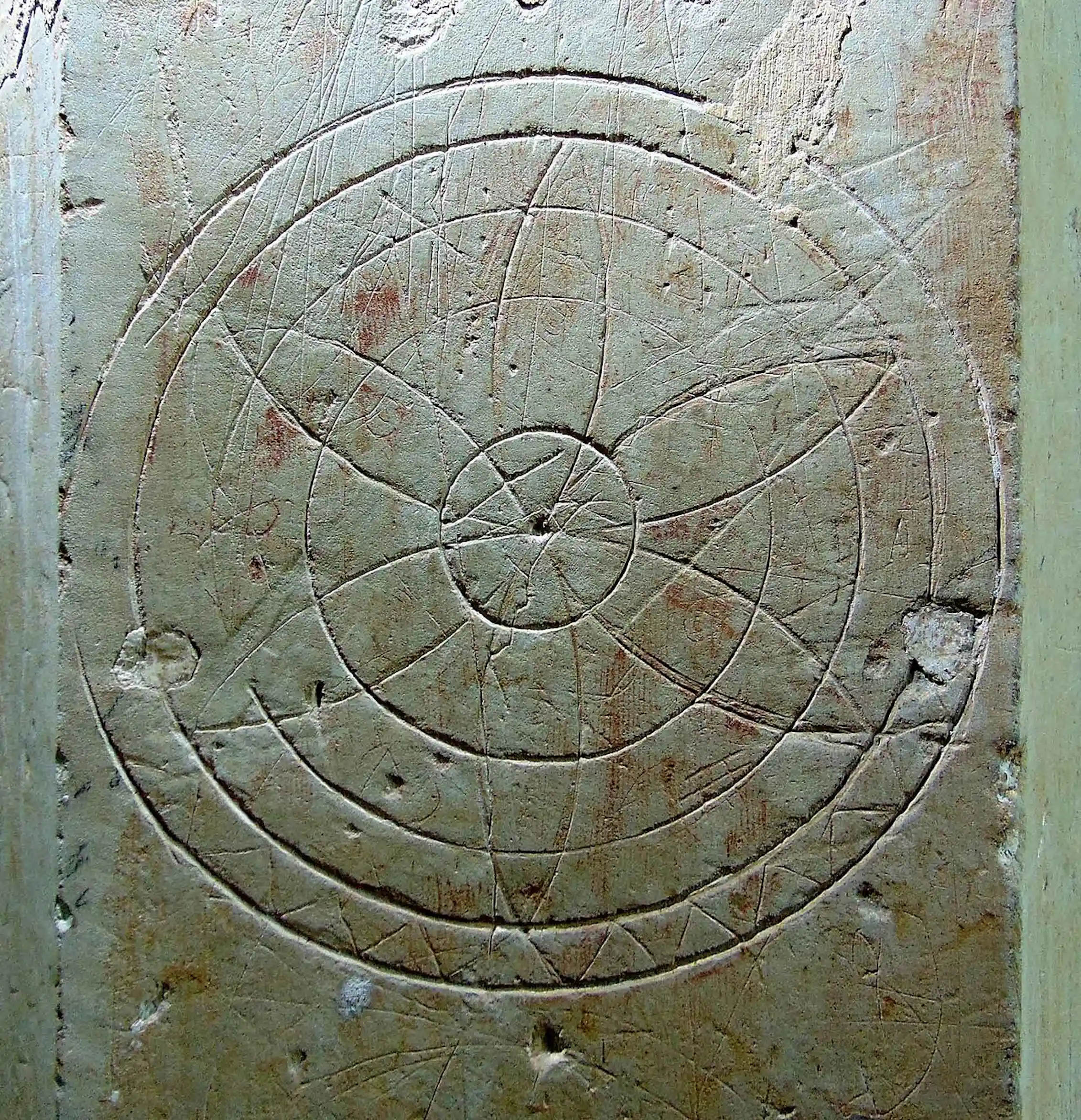 Una marca hexagonal inscrita en piedra.