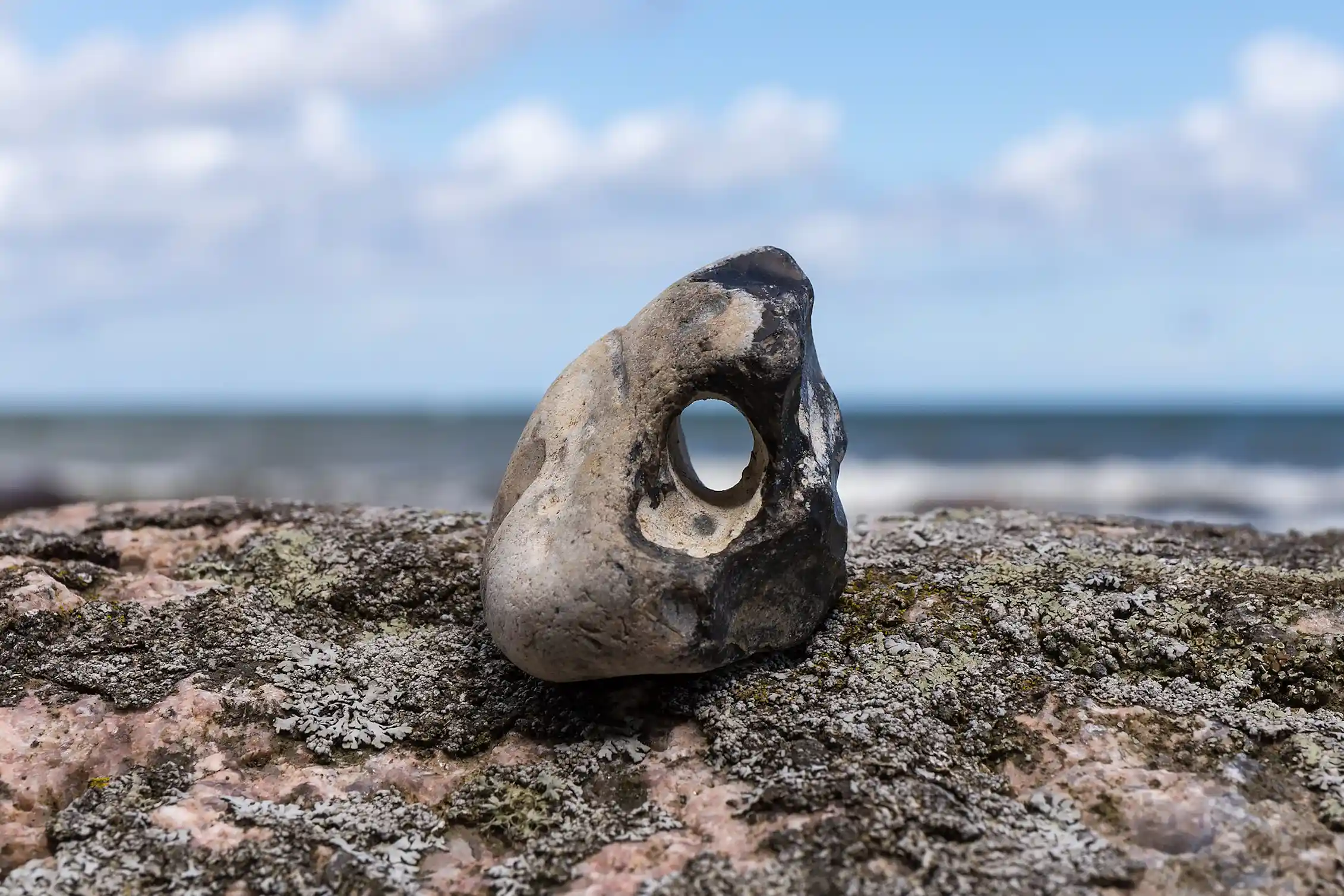 Una piedra de bruja junto al mar