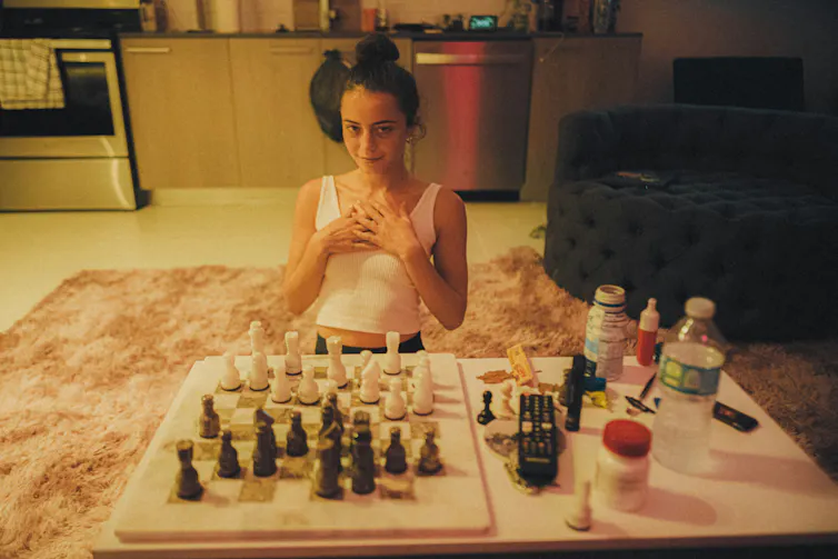 Jeune femme devant un jeu d’échecs