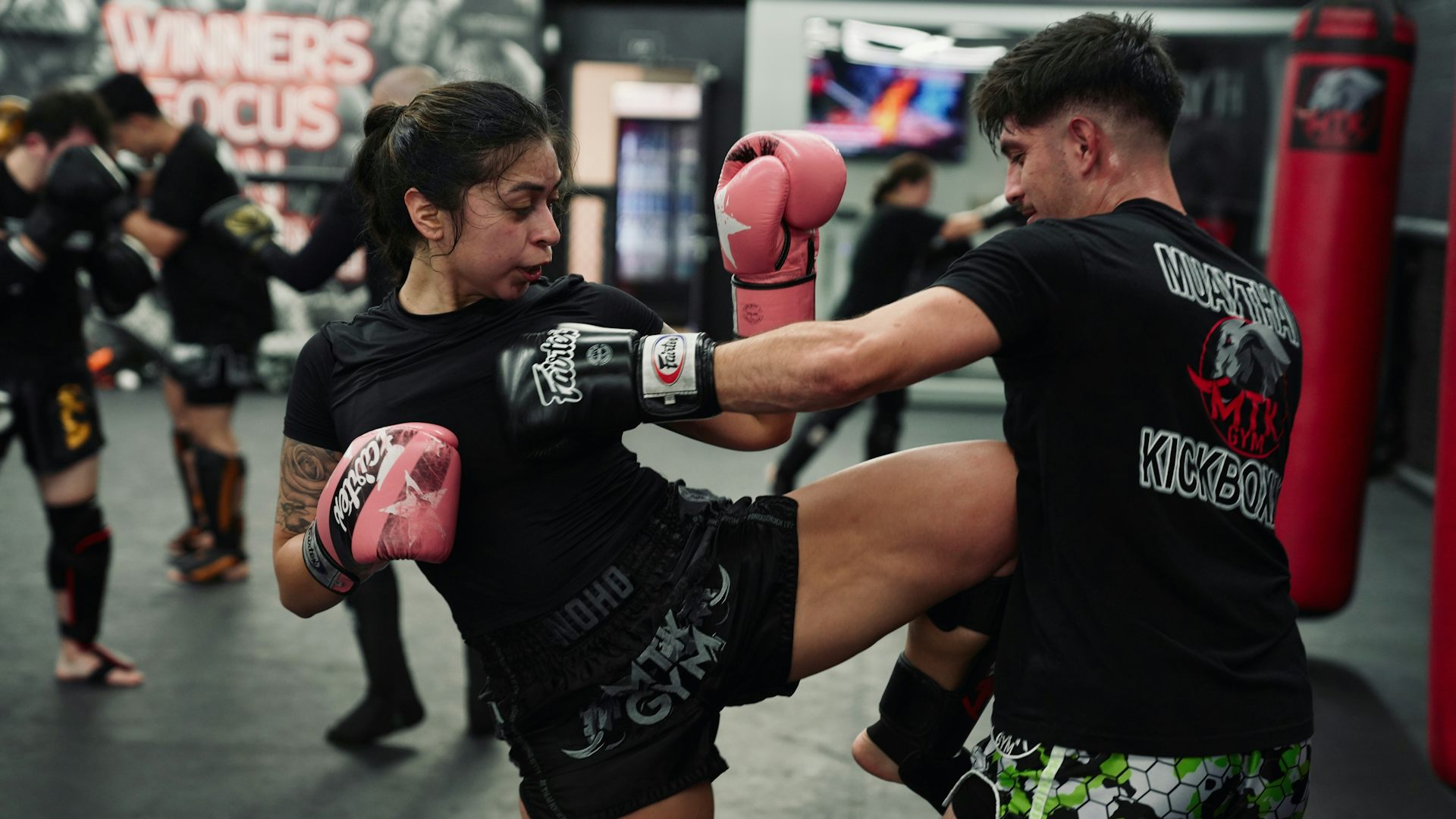 combat de boxe thailandaise entre un homme et une femme