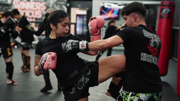 combat de boxe thailandaise entre un homme et une femme
