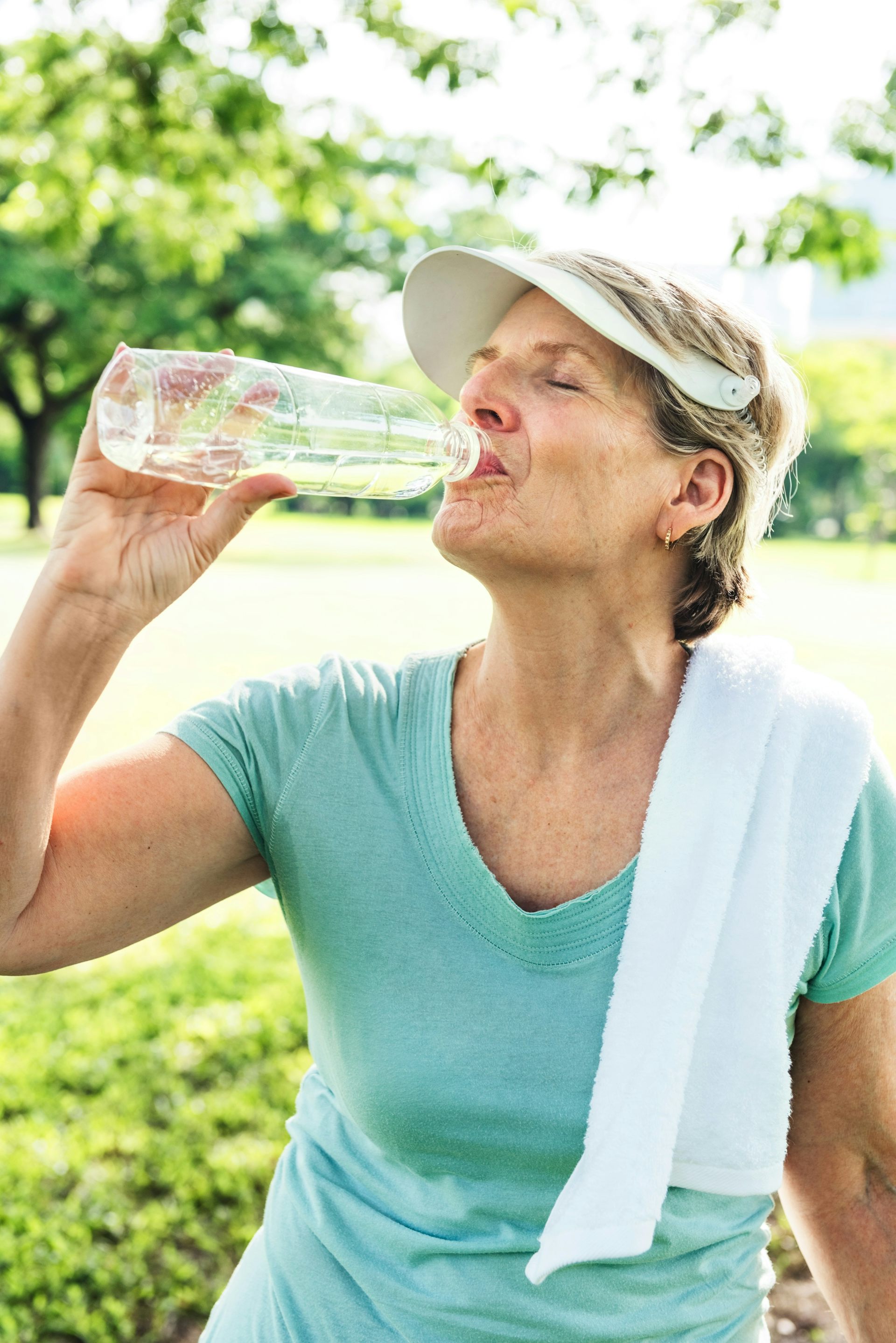 Femme buvant de l’eau à la bouteille