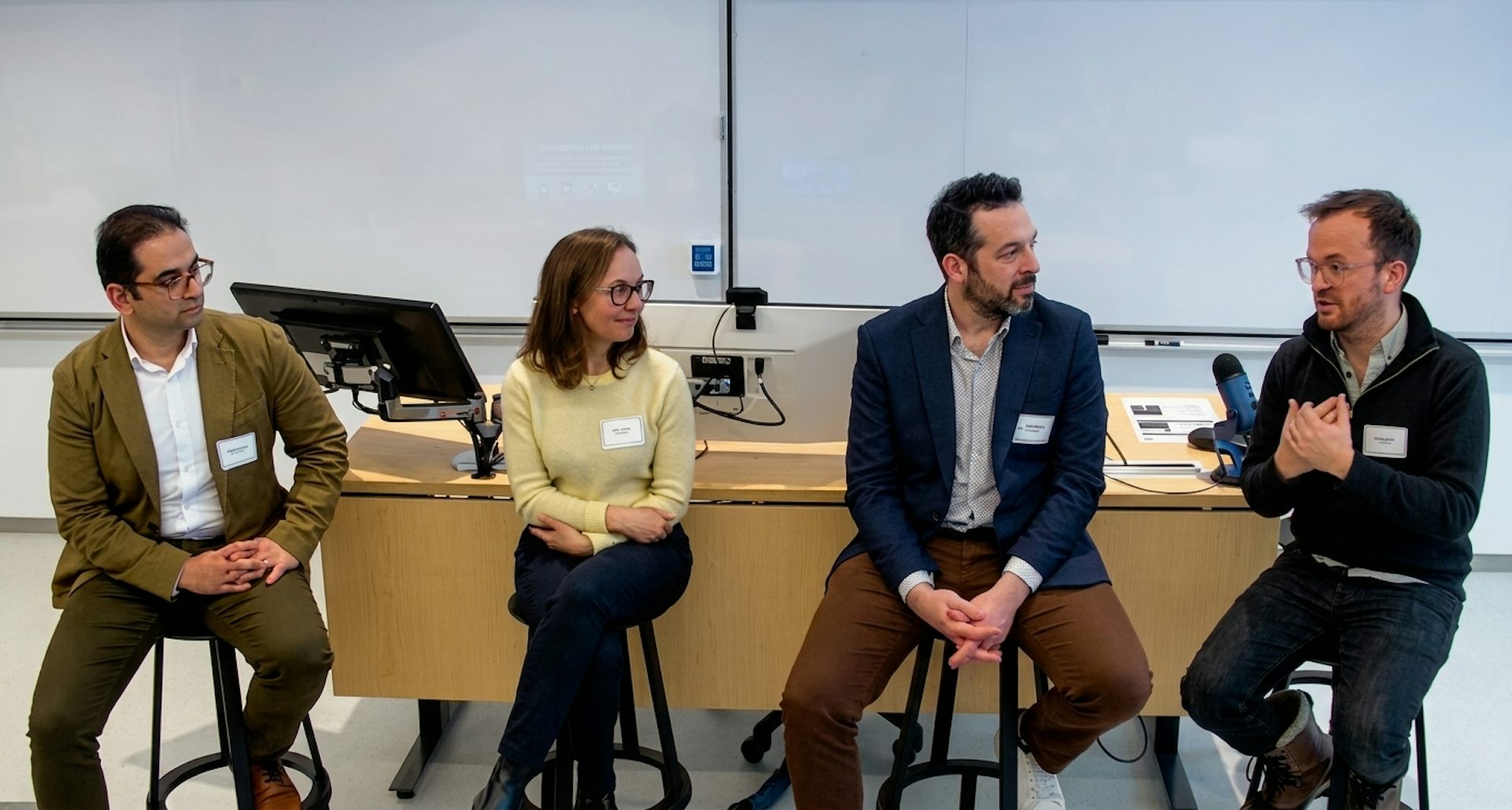 Quatre personnes discutent lors d’une table ronde