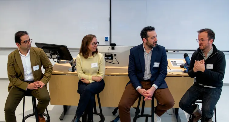 Quatre personnes discutent lors d’une table ronde
