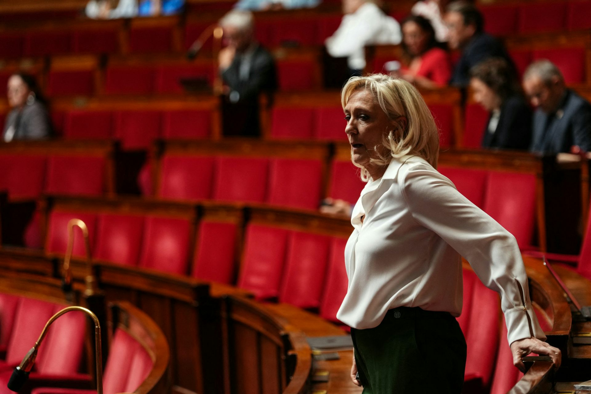 Marine le Pen debout dans l'hémicycle de l'Assemblée nationale