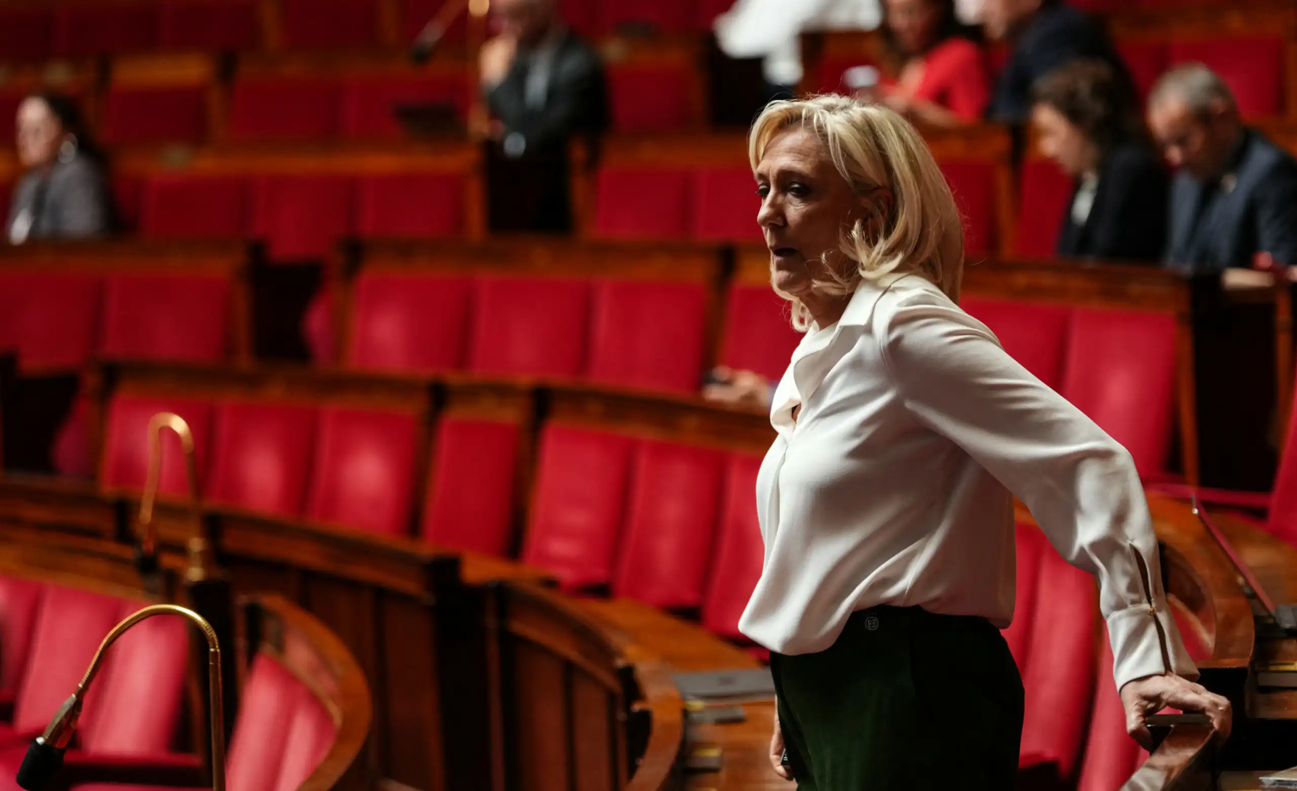 Marine le Pen debout dans l'hémicycle de l'Assemblée nationale