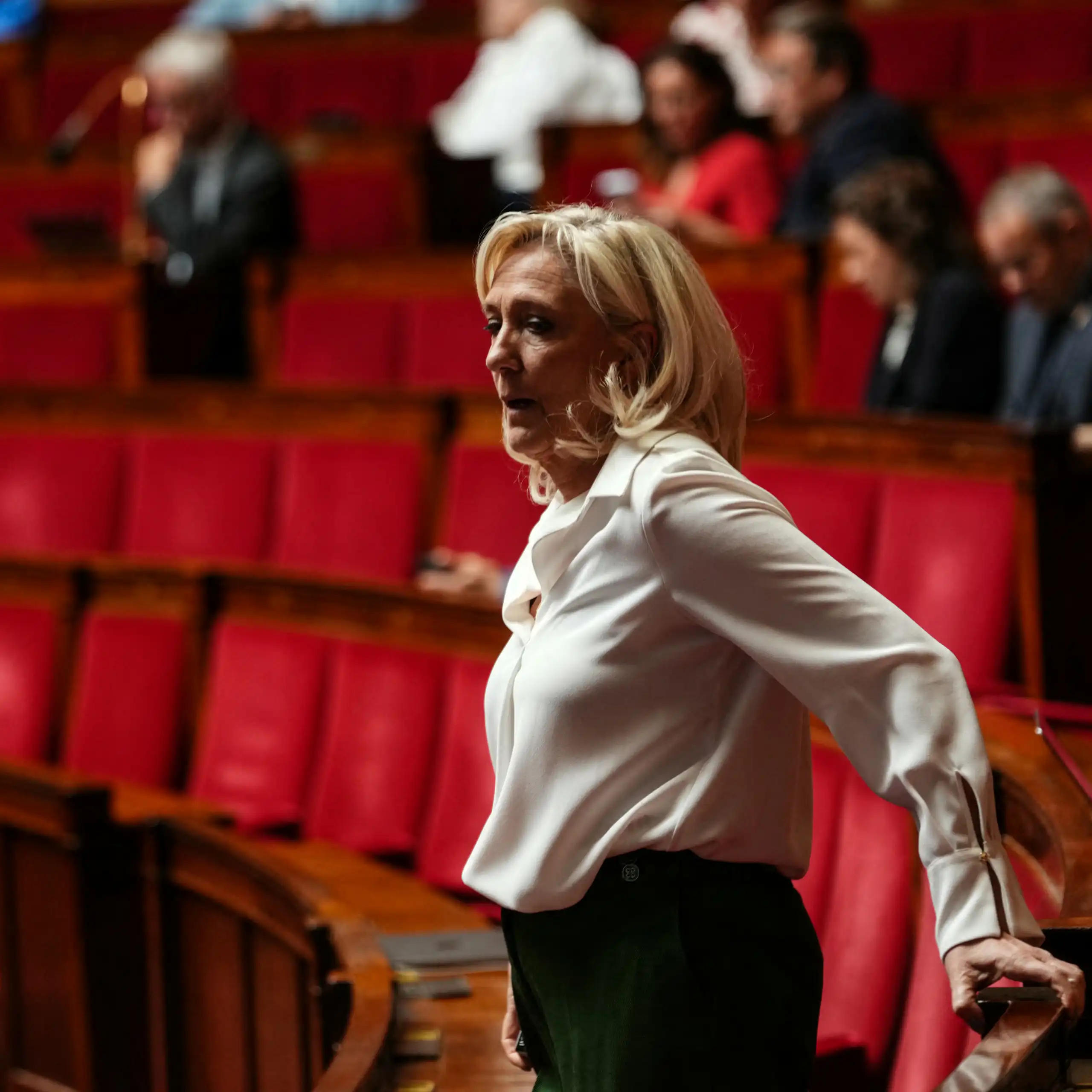 Marine le Pen debout dans l'hémicycle de l'Assemblée nationale