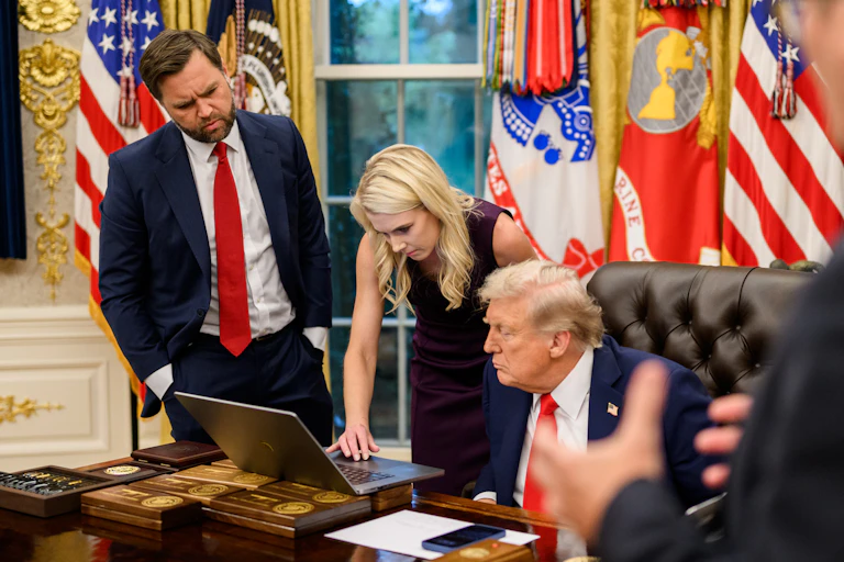 J. D. Vance, Donald Trump et Natalie Harp dans le bureau du président des États-Unis.