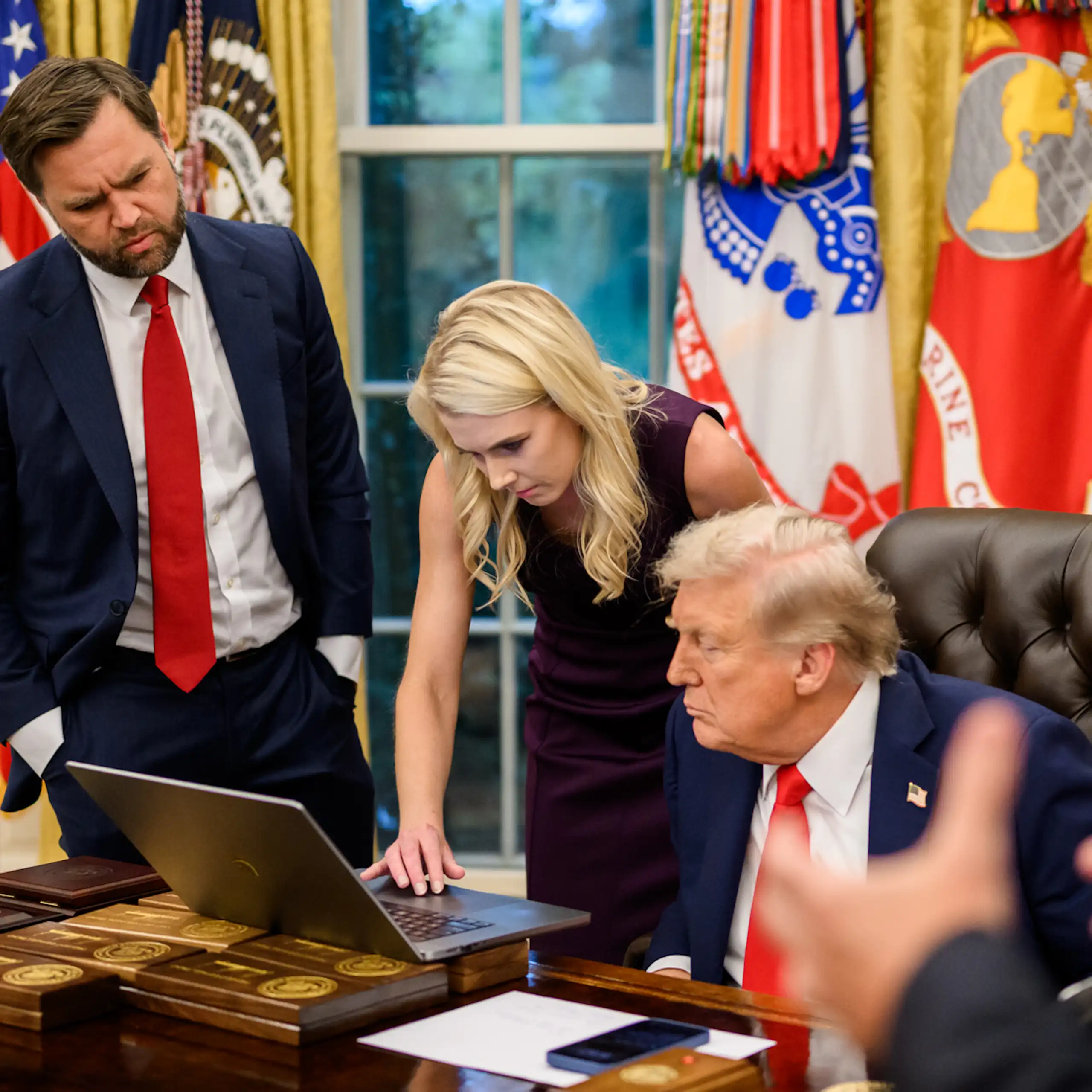 J. D. Vance, Donald Trump et Natalie Harp dans le bureau du président des États-Unis.