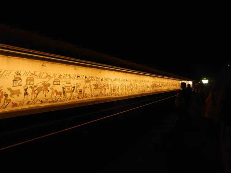 El tapiz de Bayeux está colgado a la altura de los ojos, detrás de un cristal por el que se puede pasar.